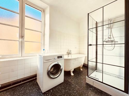 La salle de bains est pourvue d'un lave-linge et d'une baignoire. dans l'établissement Maison familial pour 6 à 8 personnes animaux acceptés, à Ferrals-lès-Corbières