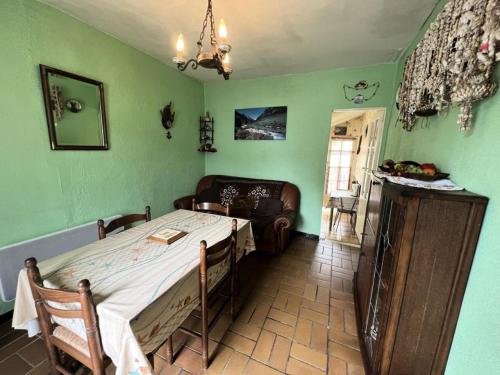 - une chambre avec un grand lit dans une pièce aux murs verts dans l'établissement Résidence 048-soulac Sur Mer - 048 - Maison au calme proche du centre-ville MAE-2341, à Soulac-sur-Mer