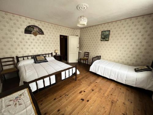 une chambre avec deux lits et un parquet dans l'établissement Résidence 048-soulac Sur Mer - 048 - Maison au calme proche du centre-ville MAE-2341, à Soulac-sur-Mer