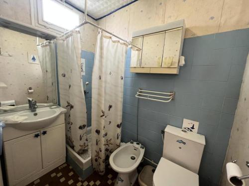 une salle de bain avec toilettes, lavabo et douche dans l'établissement Résidence 048-soulac Sur Mer - 048 - Maison au calme proche du centre-ville MAE-2341, à Soulac-sur-Mer