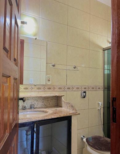 a bathroom with a sink and a toilet at Lar da Paz - Casa em Miguel Pereira in Miguel Pereira