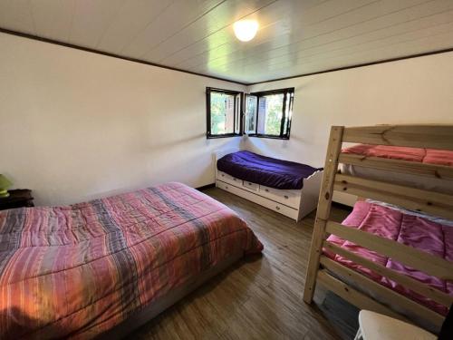 - une chambre avec 2 lits et 2 lits superposés dans l'établissement Résidence 049-soulac Sur Mer - 049 - Spacieuse villa proche du centre-ville MAE-2351, à Soulac-sur-Mer