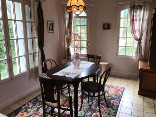 une salle à manger avec une table, des chaises et des fenêtres dans l'établissement Résidence 082-soulac Sur Mer - 082 - Jolie Soulacaise à 5 mns du centre ville MAE-2381, à Soulac-sur-Mer