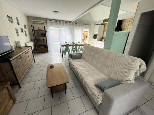 Kuchyň nebo kuchyňský kout v ubytování Résidence Villa Atlantique - 078 - Charmant chalet rénové avec goût au Verdon/mer MAE-2371