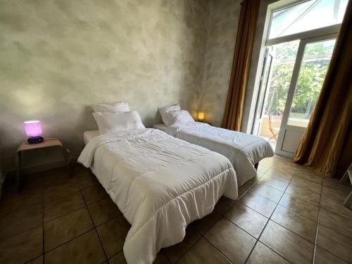 deux lits dans une chambre avec une fenêtre dans l'établissement Résidence 082-soulac Sur Mer - 082 - Jolie Soulacaise à 5 mns du centre ville MAE-2381, à Soulac-sur-Mer