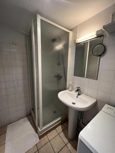 une salle de bain avec douche et lavabo dans l'établissement Résidence Le Moana - 002 - Maison avec vue exceptionnelle sur l'Océan MAE-2391, à Soulac-sur-Mer