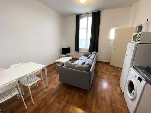 un salon avec un canapé et une table dans l'établissement Résidence Villa Anna - 007 - Appartement au 1er étage avec ascenseur MAE-2401, à Soulac-sur-Mer