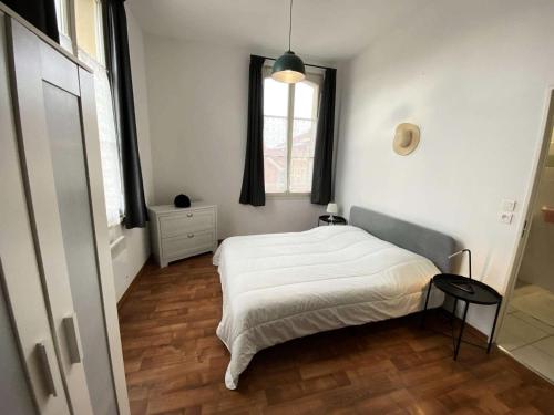 une chambre avec un lit blanc et une fenêtre dans l'établissement Résidence Villa Anna - 007 - Appartement au 1er étage avec ascenseur MAE-2401, à Soulac-sur-Mer