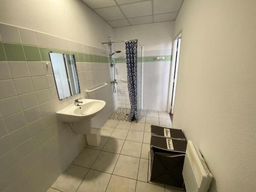 une salle de bain avec un lavabo et une douche dans l'établissement Résidence Villa Anna - 007 - Appartement au 1er étage avec ascenseur MAE-2401, à Soulac-sur-Mer
