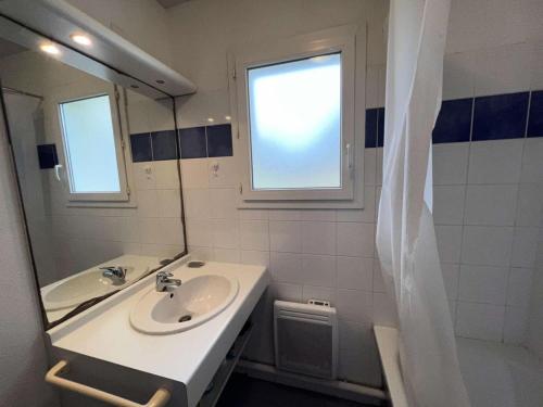 une salle de bain avec un lavabo, un miroir et une douche dans l'établissement Résidence Domaine Des Sables - 052 - Maison mitoyenne agréablement située au cœur d'un parc boisé MAE-3621, à Soulac-sur-Mer