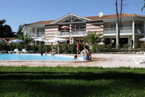 un groupe de personnes jouant dans une piscine dans l'établissement Résidence Domaine Des Sables - 052 - Maison mitoyenne agréablement située au cœur d'un parc boisé MAE-3621, à Soulac-sur-Mer