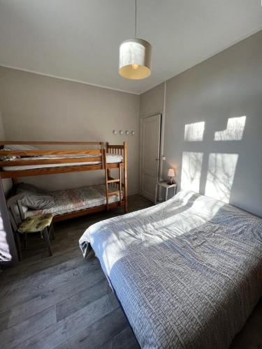 une chambre avec deux lits superposés et une fenêtre dans l'établissement Résidence 056-soulac Sur Mer - 056 - Charmante villa Soulacaise à 2 pas du centre-ville MAE-3631, à Soulac-sur-Mer