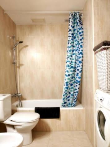 une salle de bain avec toilettes, douche et lavabo dans l'établissement Chez Marie et Pierre, à Toul