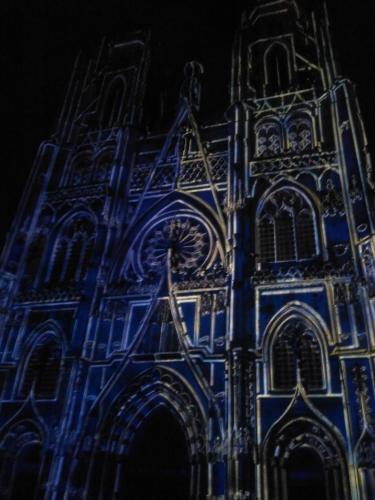 une tour d'horloge avec des lumières bleues allumées la nuit dans l'établissement Chez Marie et Pierre, à Toul