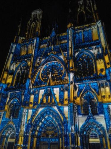 un bâtiment est éclairé en bleu et en jaune dans l'établissement Chez Marie et Pierre, à Toul