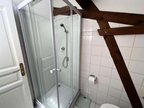 La salle de bains est pourvue d'une cabine de douche en verre. dans l'établissement Résidence 106-st Vivien De Medoc - 106 - Agréable maison avec son grand parc MAE-3681, à Saint-Vivien-de-Médoc