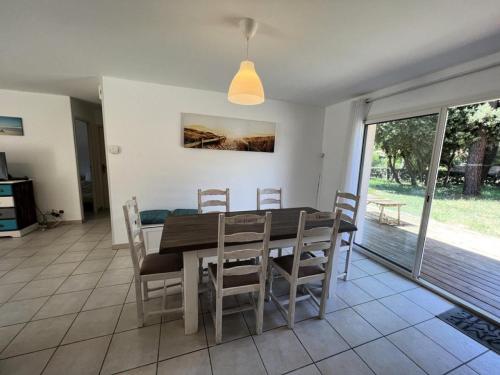 une salle à manger avec une table et des chaises dans l'établissement Résidence La Grande Combe - 012 - Agréable villa dans quartier calme de Soulac/mer MAE-3721, à Soulac-sur-Mer