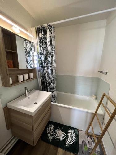 une salle de bain avec un lavabo et une baignoire dans l'établissement Résidence Marine - 064 - Appartement entièrement rénové et décoré avec goût MAE-6921, à Soulac-sur-Mer