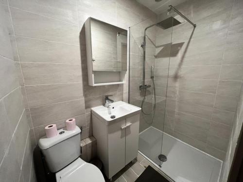 une salle de bain avec toilettes, douche et lavabo dans l'établissement Résidence La Grande Combe - 012 - Agréable villa dans quartier calme de Soulac/mer MAE-3721, à Soulac-sur-Mer