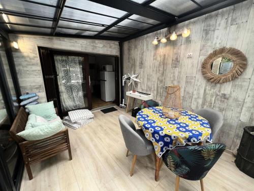 une salle à manger avec une table, des chaises et un miroir dans l'établissement Résidence Villa Atlantique - 020 - Maisonnette au calme dans une petite résidence familiale MAE-9611, à Soulac-sur-Mer