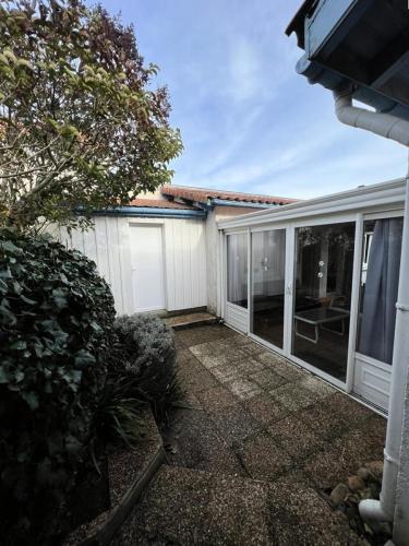 Photo de la galerie de l'établissement Résidence 045-soulac Sur Mer - 045 - Maison au calme à deux pas des plages et du centre-ville MAE-9641, à Soulac-sur-Mer