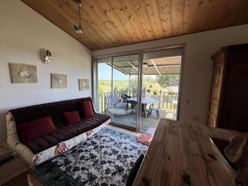 un salon avec un canapé et une table dans l'établissement Résidence 076-le Verdon Sur Mer - 076 - Dépaysagement total pour ce chalet en pleine nature MAE-9681, au Le Verdon-sur-Mer