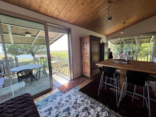 Cette chambre dispose d'une cuisine avec une table et d'un balcon. dans l'établissement Résidence 076-le Verdon Sur Mer - 076 - Dépaysagement total pour ce chalet en pleine nature MAE-9681, au Le Verdon-sur-Mer