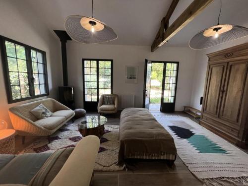 un salon avec un canapé et une table dans l'établissement Résidence 081-soulac Sur Mer - 081 - Magnifique maison dans quartier prisé de Soulac MAE-9701, à Soulac-sur-Mer