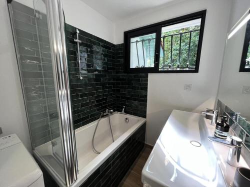 une salle de bain avec une baignoire, un lavabo et une douche dans l'établissement Résidence 081-soulac Sur Mer - 081 - Magnifique maison dans quartier prisé de Soulac MAE-9701, à Soulac-sur-Mer