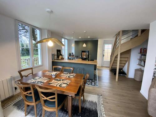 une salle à manger et une cuisine avec une table et des chaises dans l'établissement Résidence 095-soulac Sur Mer - 095 - Magnifique villa Soulacaise à 2 pas du centre MAE-9711, à Soulac-sur-Mer