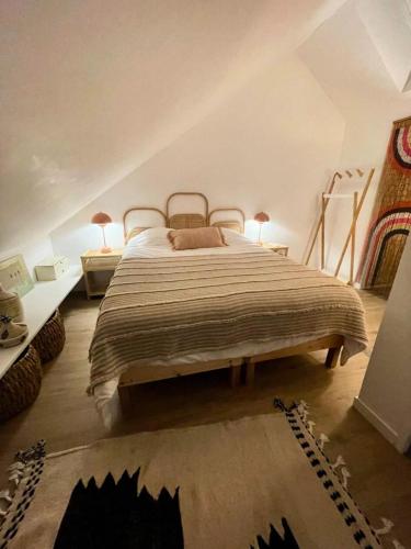 une chambre avec un grand lit dans une pièce dans l'établissement Résidence 095-soulac Sur Mer - 095 - Magnifique villa Soulacaise à 2 pas du centre MAE-9711, à Soulac-sur-Mer