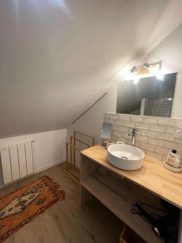 une salle de bain avec un lavabo blanc et un miroir dans l'établissement Résidence 095-soulac Sur Mer - 095 - Magnifique villa Soulacaise à 2 pas du centre MAE-9711, à Soulac-sur-Mer