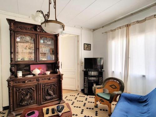- un salon avec une grande armoire en bois dans l'établissement Résidence 055-soulac Sur Mer - 055 - Jolie maison proche du centre-ville MAE-1861, à Soulac-sur-Mer