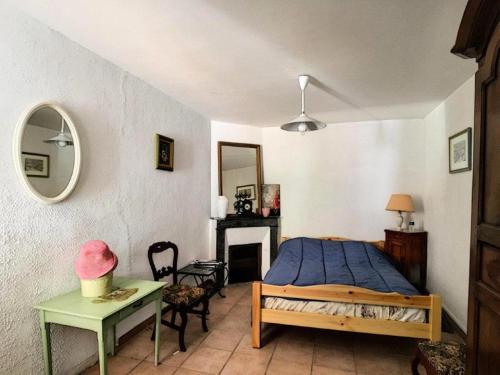 une chambre avec un lit, une table et un miroir dans l'établissement Résidence 055-soulac Sur Mer - 055 - Jolie maison proche du centre-ville MAE-1861, à Soulac-sur-Mer