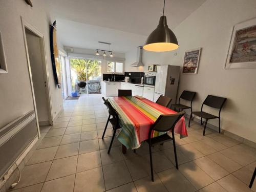 une cuisine et une salle à manger avec une table et des chaises dans l'établissement Résidence 070-soulac Sur Mer - 070 - Maison avec extérieur proche du Centre-Ville MAE-1891, à Soulac-sur-Mer
