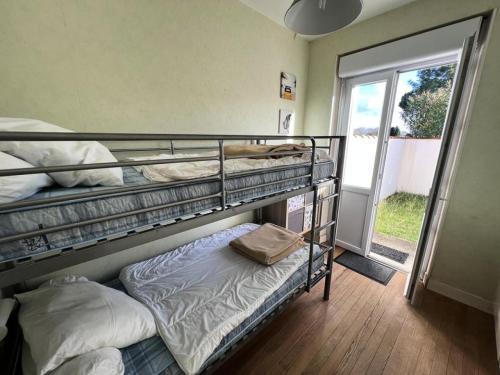 - 2 lits superposés dans un dortoir avec porte arrière dans l'établissement Résidence 070-soulac Sur Mer - 070 - Maison avec extérieur proche du Centre-Ville MAE-1891, à Soulac-sur-Mer