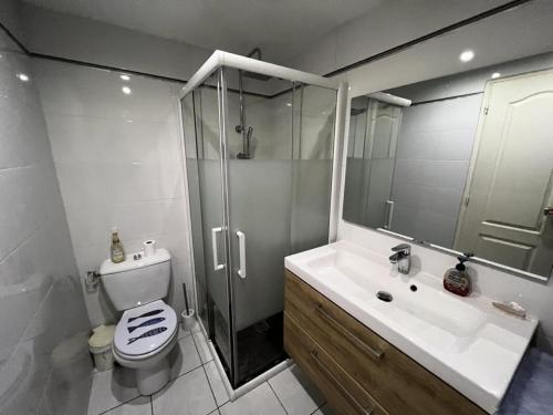 une salle de bain avec une douche, des toilettes et un lavabo dans l'établissement Résidence 070-soulac Sur Mer - 070 - Maison avec extérieur proche du Centre-Ville MAE-1891, à Soulac-sur-Mer