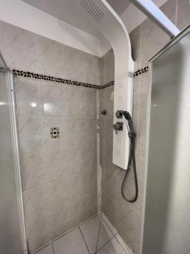 une cabine de douche dans une salle de bain avec douche dans l'établissement Résidence 071-soulac Sur Mer - 071 - Agréable maison avec son grand jardin MAE-1901, à Soulac-sur-Mer