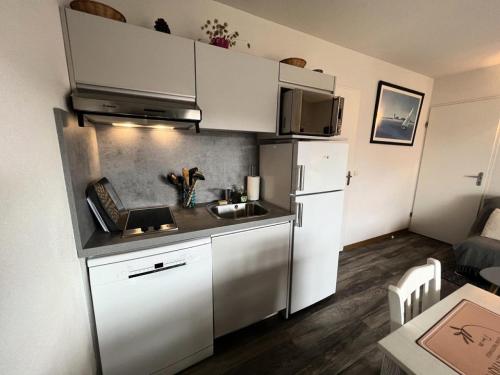 une petite cuisine avec un évier et un réfrigérateur dans l'établissement Résidence Les Vertmarines - 074 - Appartement dans une résidence privée avec piscine MAE-4151, au Le Verdon-sur-Mer