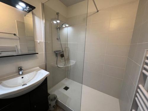 une salle de bain avec douche et lavabo dans l'établissement Résidence Les Vertmarines - 074 - Appartement dans une résidence privée avec piscine MAE-4151, au Le Verdon-sur-Mer