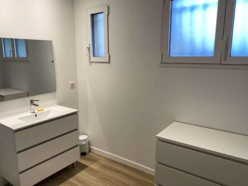 滨海苏拉克Résidence La Grande Combe - 149 - Élégante maison rénovée avec goût et son parc verdoyant MAE-0101的一间白色浴室，配有洗手池和镜子。