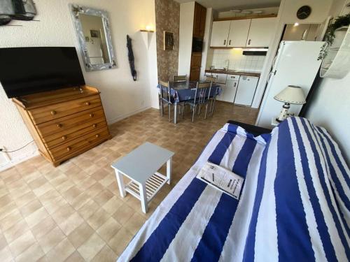 une chambre avec un lit et une cuisine avec une table dans l'établissement Résidence Cap Atlantic - 063 - Appartement avec jardin en front de mer MAE-1961, à Soulac-sur-Mer