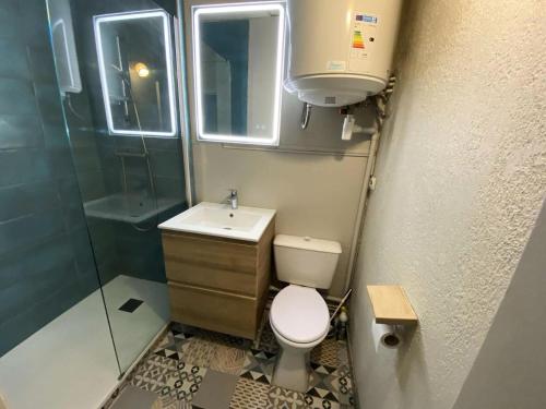 a small bathroom with a toilet and a sink at Résidence De France - 144 - Appartement en plein cœur du Vieux Soulac MAE-4161 in Soulac-sur-Mer