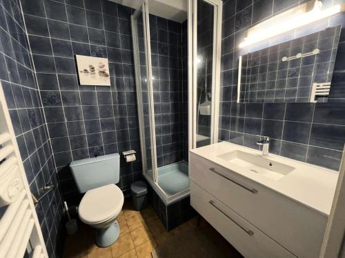 ein Badezimmer mit Toilette, Waschbecken und Dusche in der Unterkunft Résidence Cap Atlantic - 024 - Appartement avec belle terrasse et vue imprenable sur l'Océan MAE-1951 in Soulac-sur-Mer