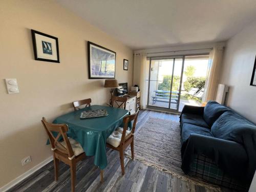 un salon avec une table et un canapé dans l'établissement Résidence Cap Atlantic - 066 - Bel appartement en rez-de-jardin à quelques pas de la plage MAE-1971, à Soulac-sur-Mer