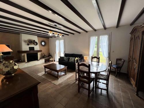 un salon avec une table et un canapé dans l'établissement Résidence 105-st Vivien De Medoc - 105 - Superbe maison avec son grand parc verdoyant MAE-2871, à Saint-Vivien-de-Médoc