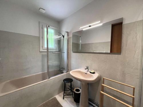 une salle de bain blanche avec un lavabo et une baignoire dans l'établissement Résidence 105-st Vivien De Medoc - 105 - Superbe maison avec son grand parc verdoyant MAE-2871, à Saint-Vivien-de-Médoc