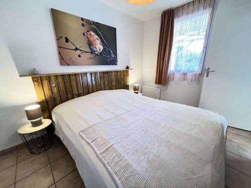 une chambre avec un lit et une télévision au mur dans l'établissement Résidence Le Cordouan - 116 - Bel appartement rénové avec goût dans une résidence 3 MAE-2881, à Soulac-sur-Mer