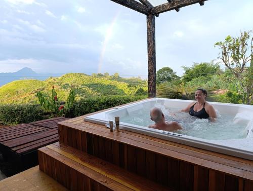 a woman and a man in a bath tub at Finca Panorama Jerico in Jericó