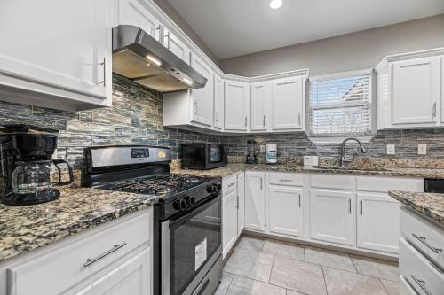 Dapur atau dapur kecil di Spacious Grand Prairie Getaway